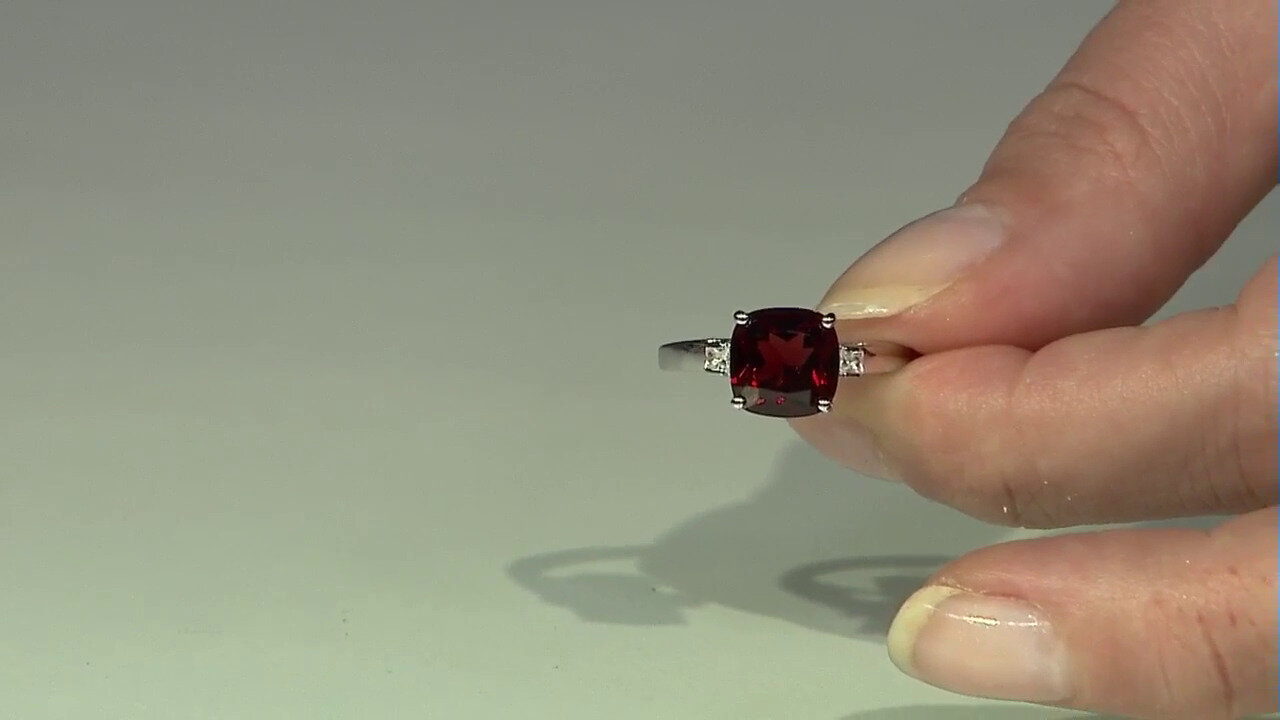 Video Mozambique Garnet Silver Earrings