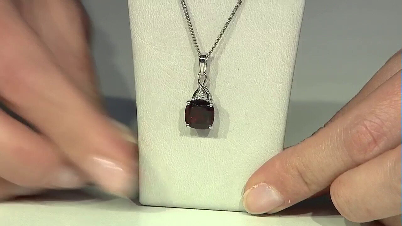 Video Mozambique Garnet Silver Pendant