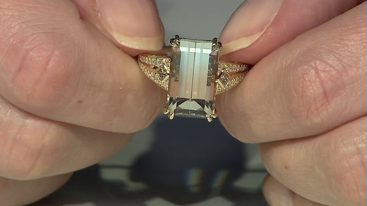 Video 14K Ukrainian Bi-Colour Topaz Gold Ring (de Melo)