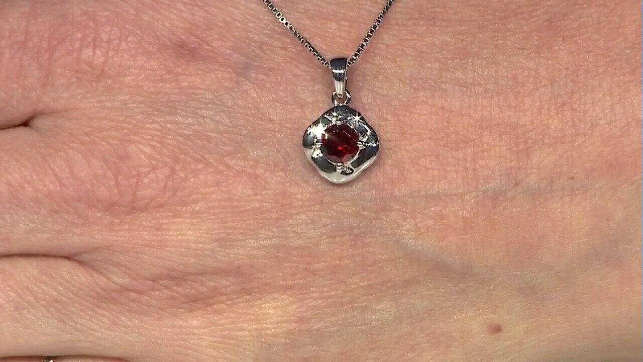 Video Mozambique Garnet Silver Pendant