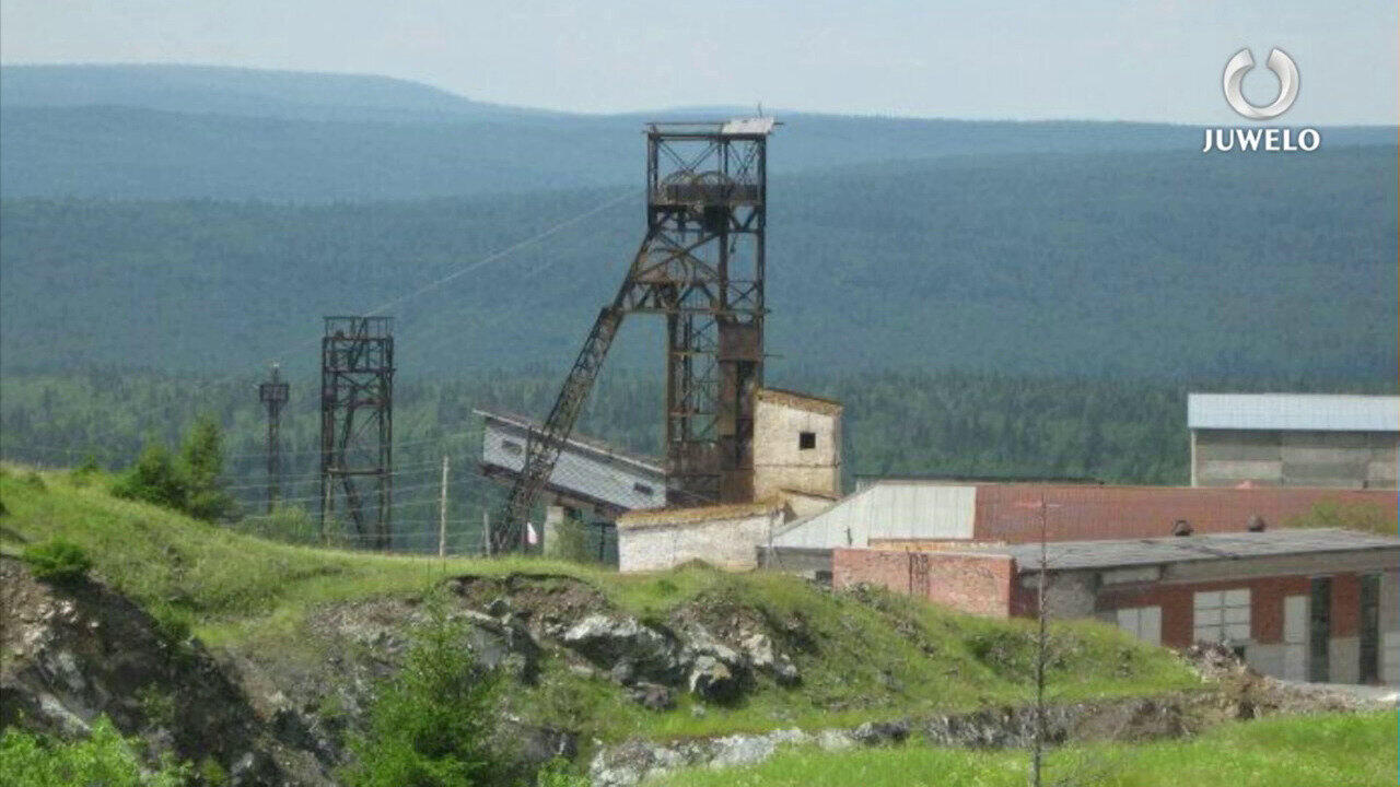Video Orecchini in argento con Uvarovite