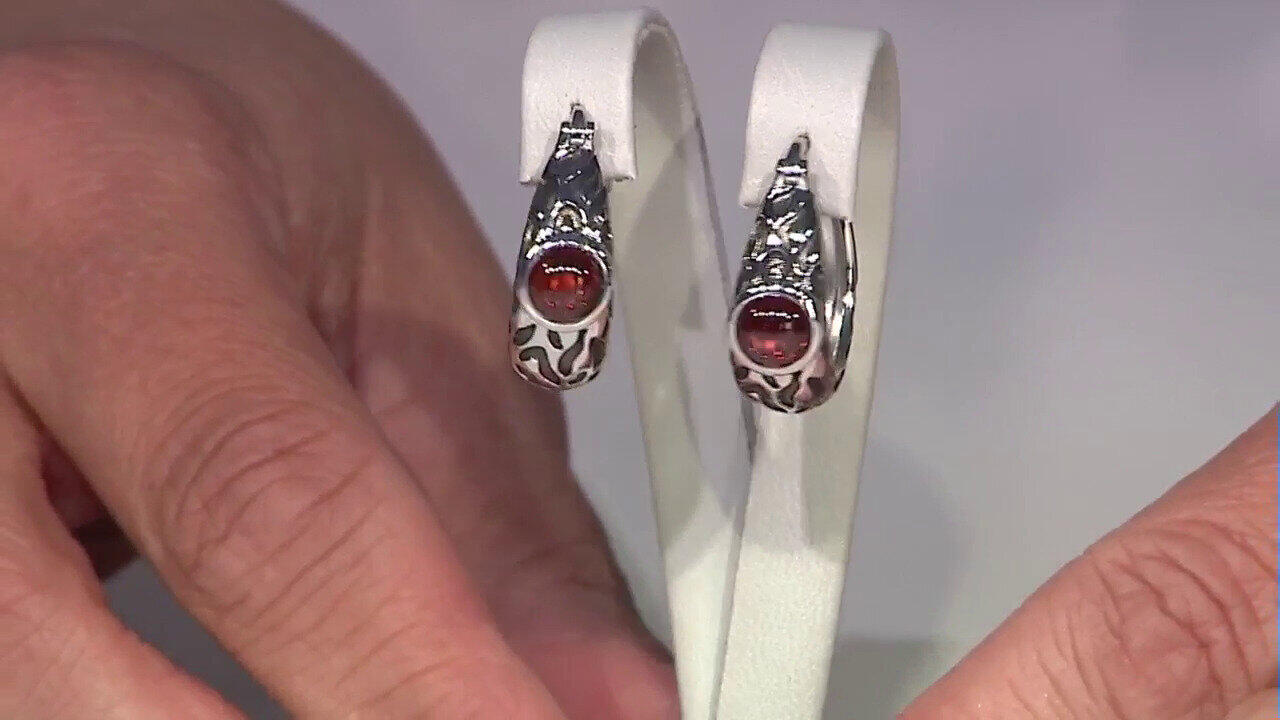 Video Mozambique Garnet Silver Earrings (Remy Rotenier)
