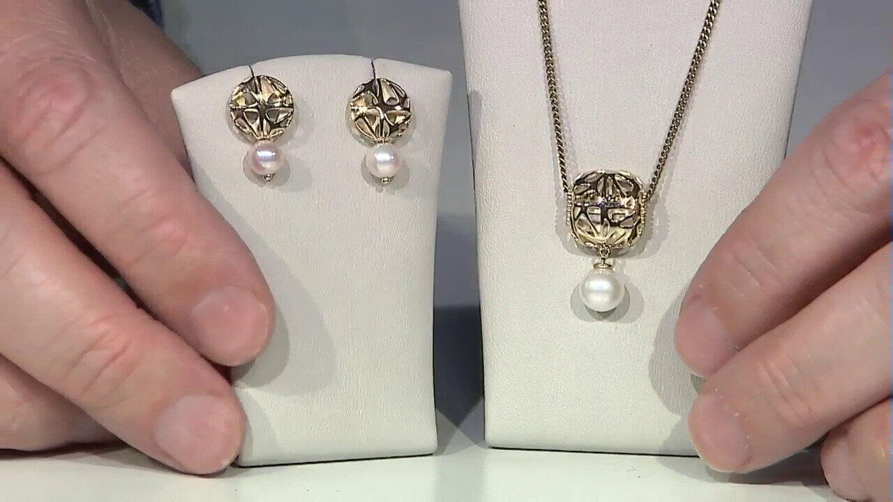 Video Boucles d'oreilles en or et Perle de culture d'eau douce (Ornaments by de Melo)