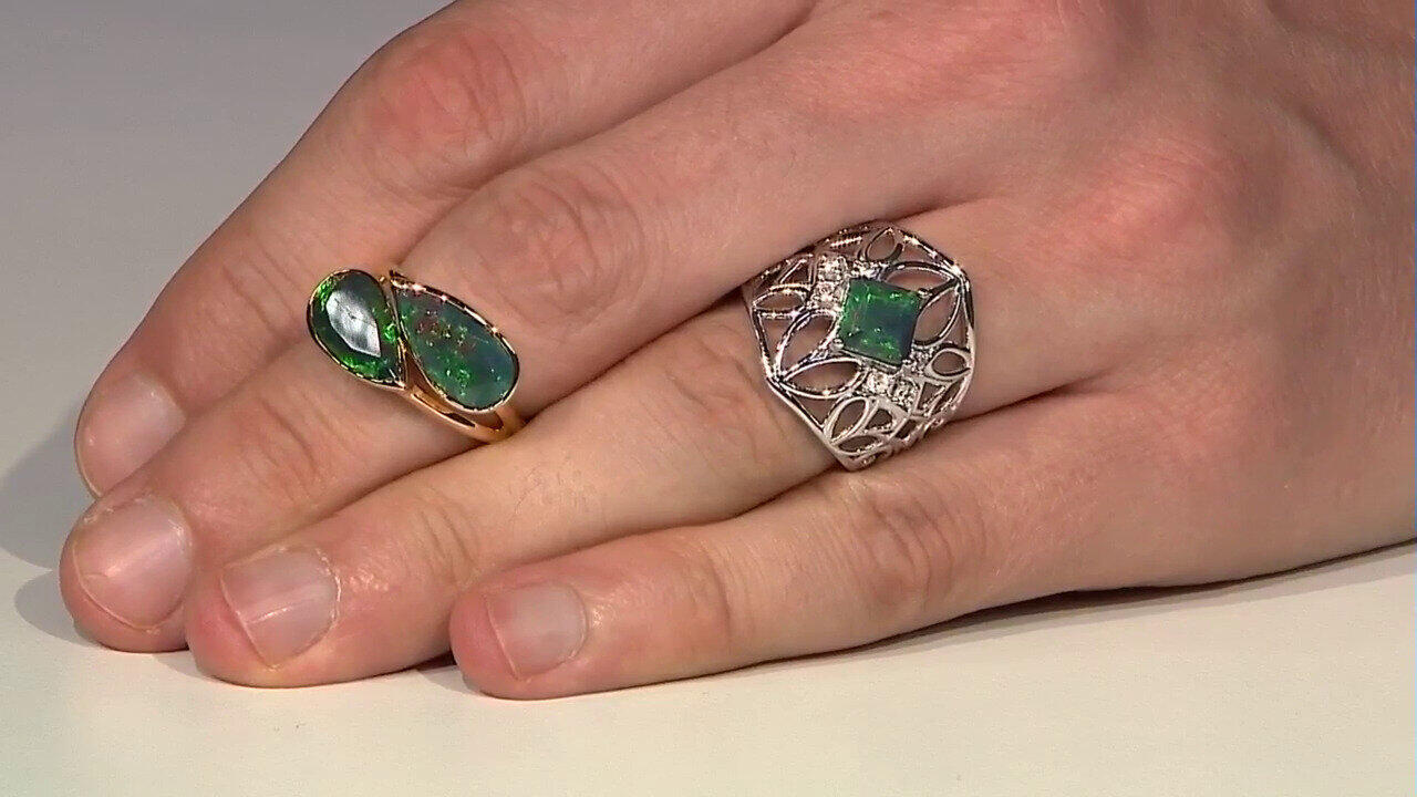 Video Gouden oorbellen met Mezezo opalen (Ornaments by de Melo)