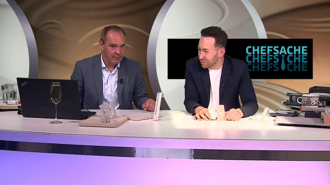 Video Zilveren hanger met een danburiet