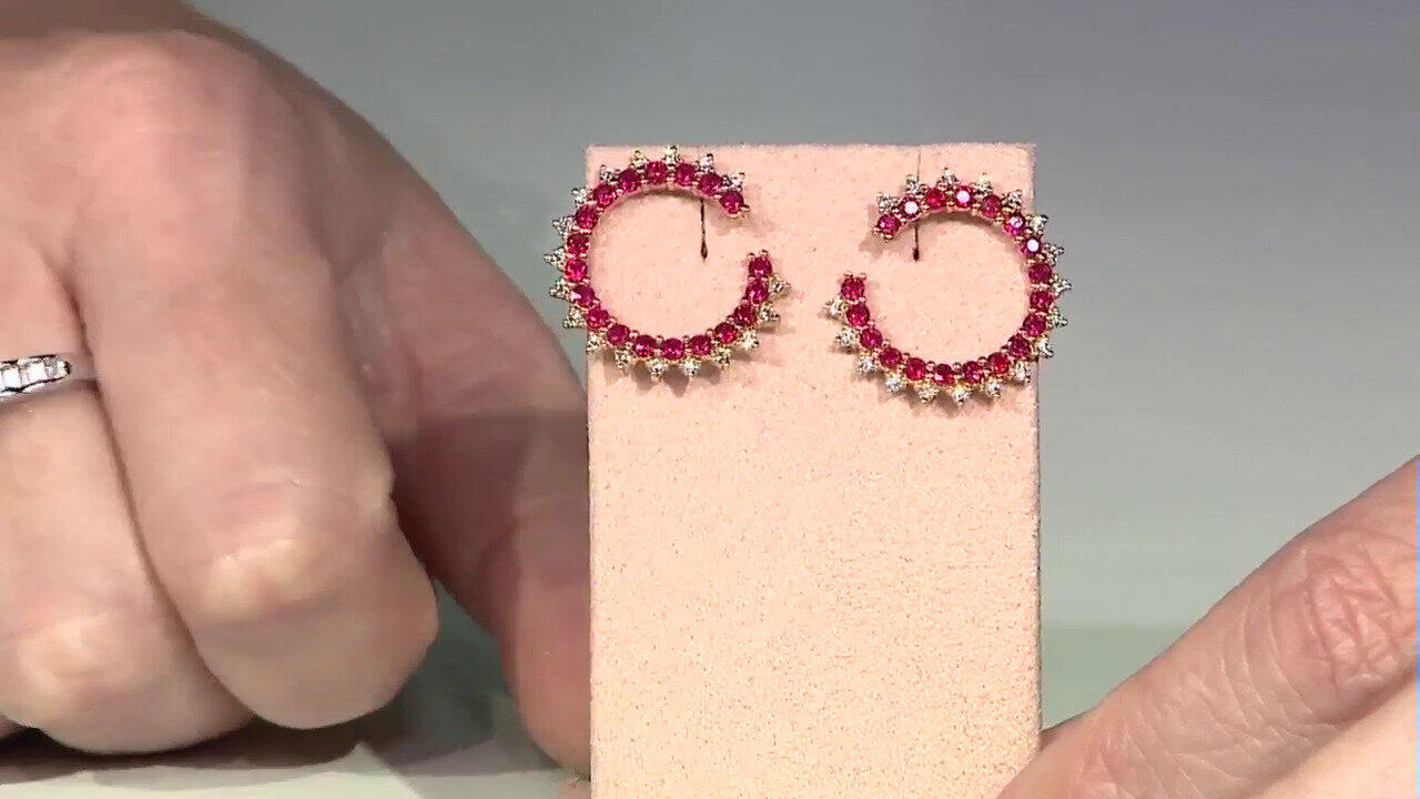 Video Gouden oorbellen met Birmese Robijnen (Nara Jewelry)