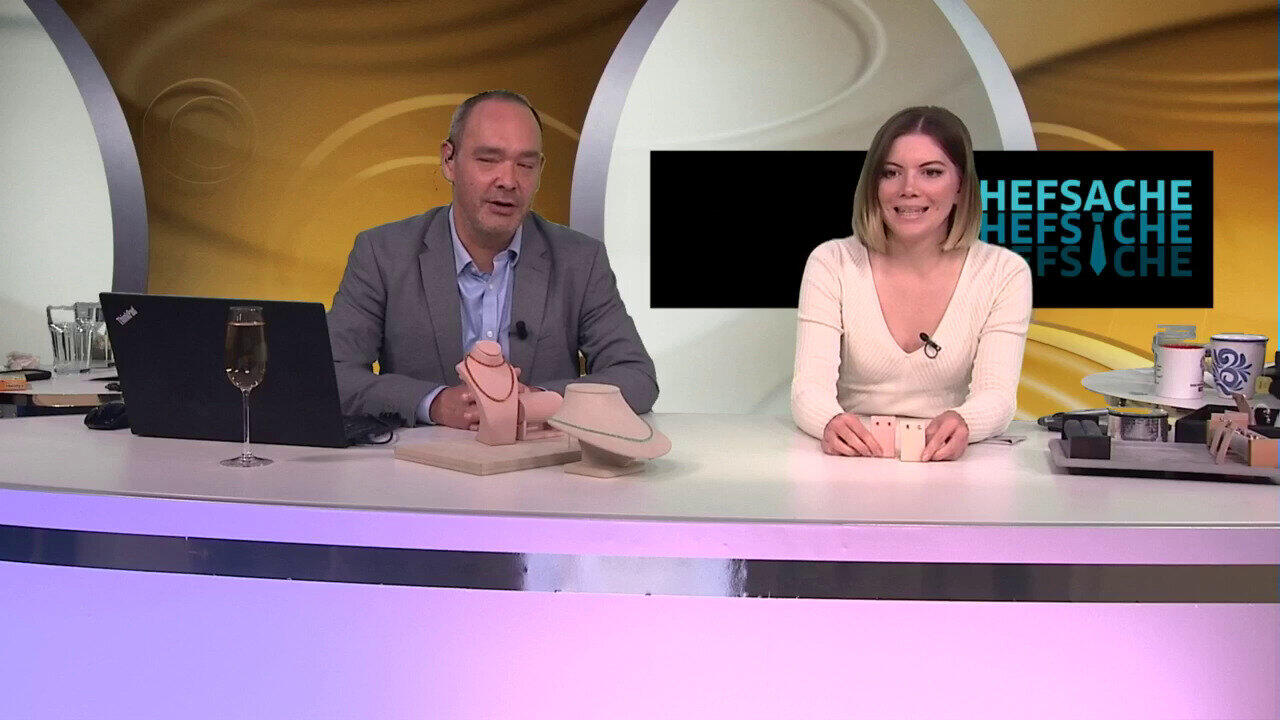 Video 10K Ceylon Blue Sapphire Gold Earrings