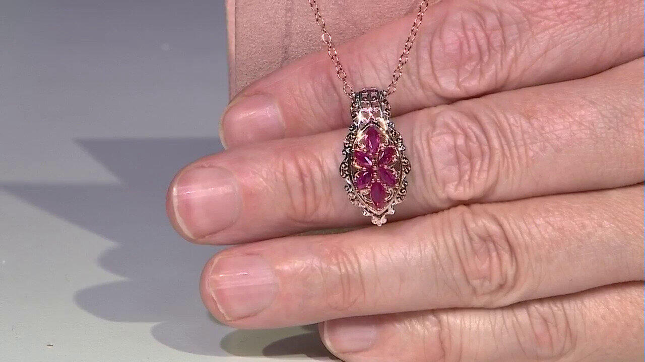 Video Zilveren halsketting met Birmese Robijnen (Gems en Vogue)