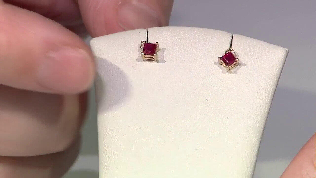 Video Gouden oorbellen met AAA Mozambique robijnen