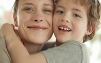 NUROFEN® Junior Kühlstick bei Mückenstichen