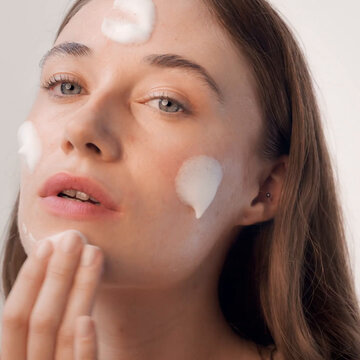 Gallinée Face Foaming Cleanser - sanfter Reinigungsschaum mit feuchtigkeitsspendenden und hautbarrierestärkenden Eigenschaften - auch für zu Ekzemen neigende Haut geeignet